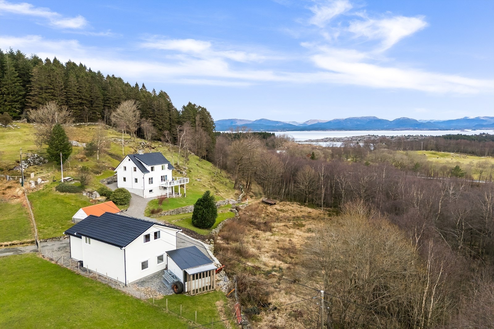 Velkommen til denne store og flotte eiendommen like ved Mongstad med tilhørende båtplass i flytebrygge. Galleribilde
