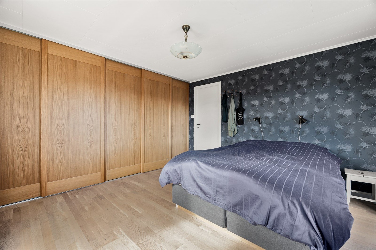 Dette soverommet har rikelig med skapplass. Galleribilde