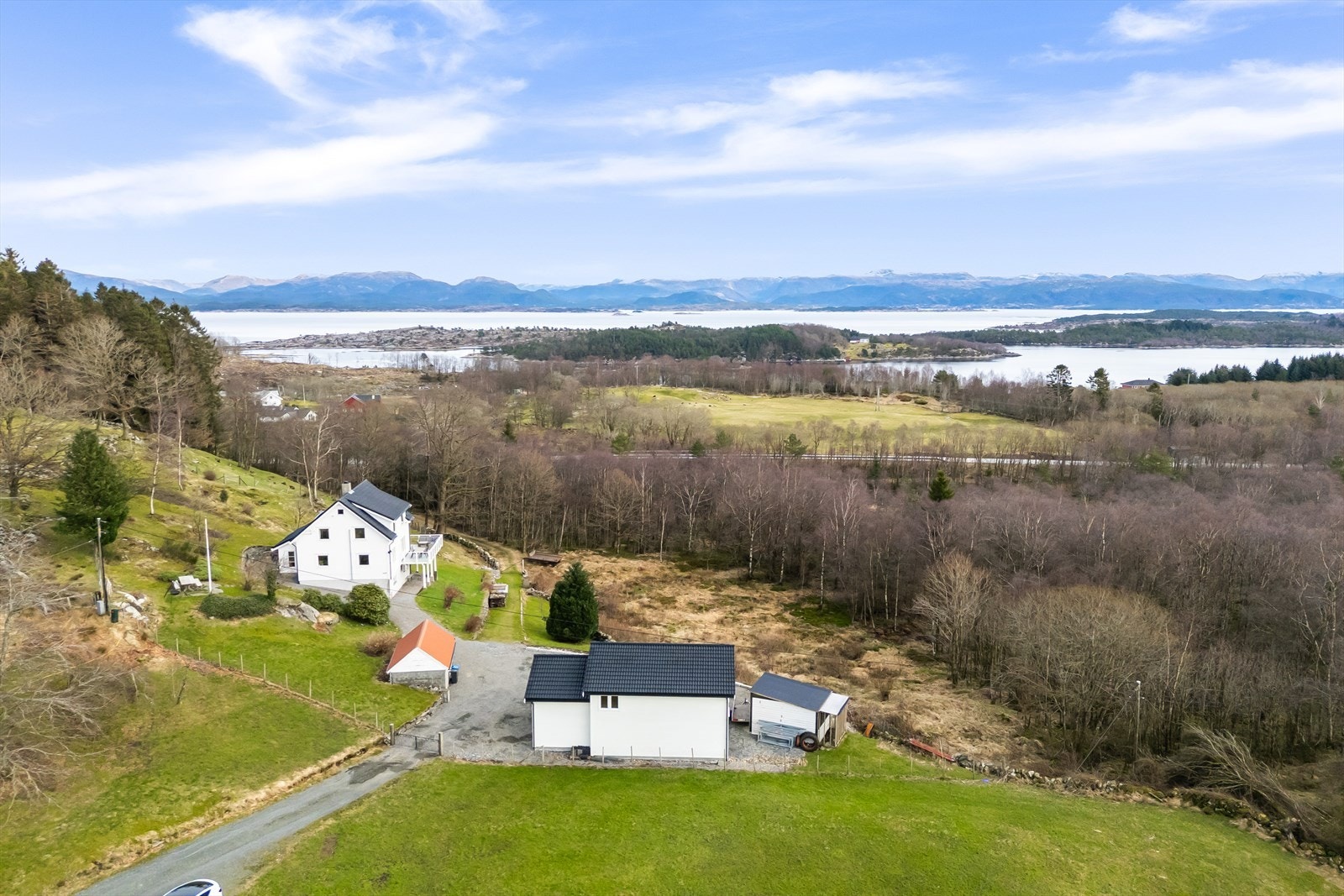 På Mongstad finner man nærmeste Rema 1000 og Spar. På Lindås Senter finner man både Rema 1000 og Kiwi, samt Europris. Frisør, blomsterbutikk, Trend Skruen samt fysioterapaut, kiropraktor, legekontor og tannlege. Galleribilde
