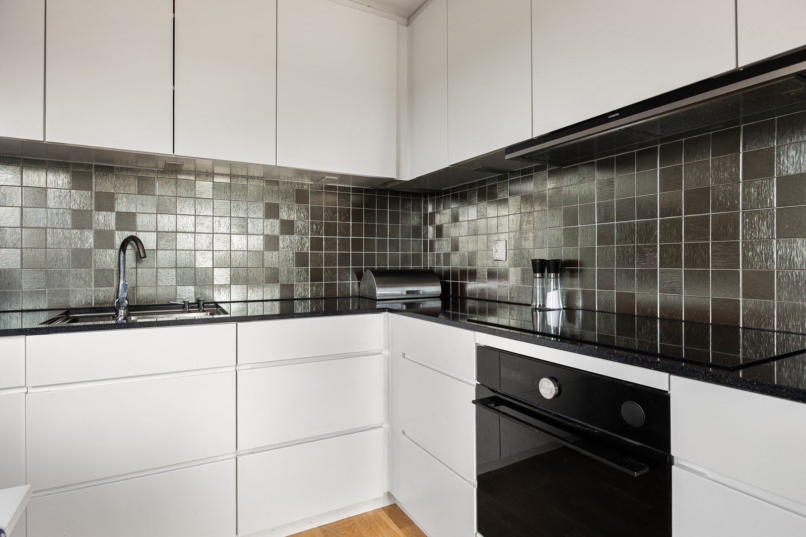 Selger informerer at alt elektrisk anlegg til kjøkken er skiftet og det er skiftet automatiskringer for hele huset. Arbeidet er gjort av fagfolk. Galleribilde