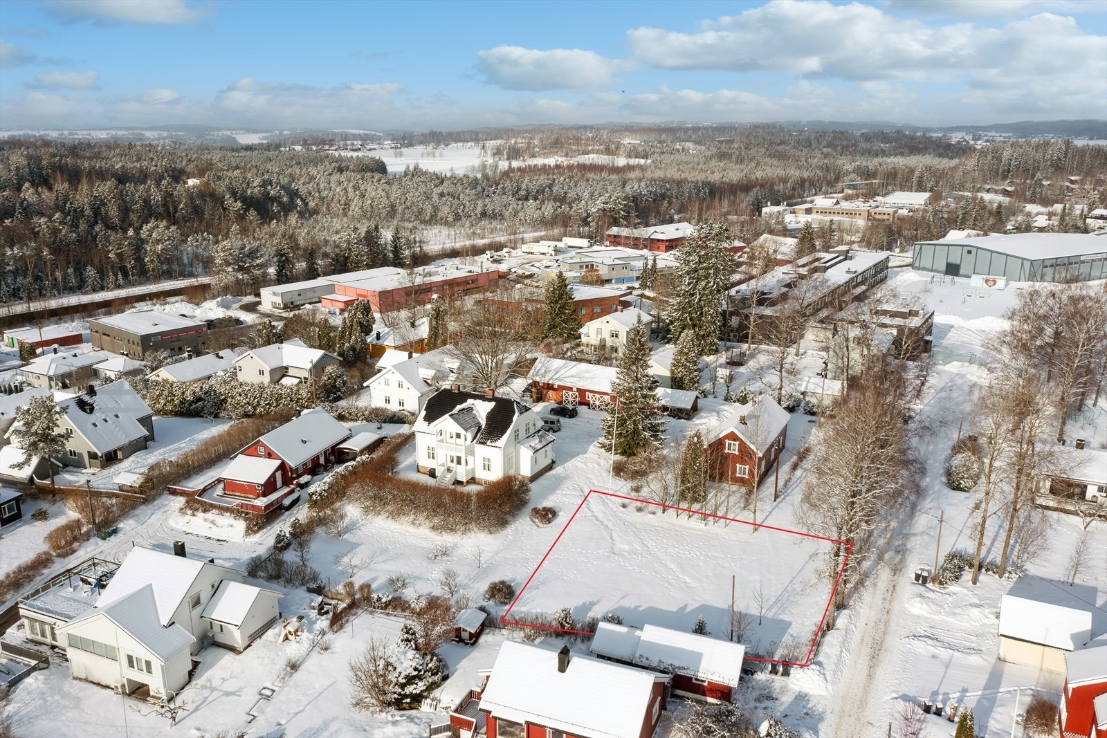 Her er tomten markert i rødt i bildet. Det gjøres oppmerksom på at dette er kun markert av megler i
annonseringssammenheng for å vise ca. tomtegrenser. Nøyaktig angitte grenser må man se på målebrevet
vedlagt i salgsoppgaven. Galleribilde