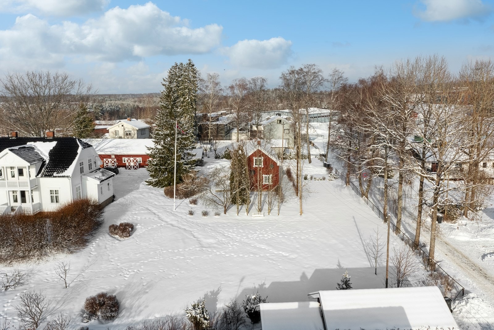 Tomten har en meget barnevennlig beliggenhet nesten innerst i en blindvei. Galleribilde