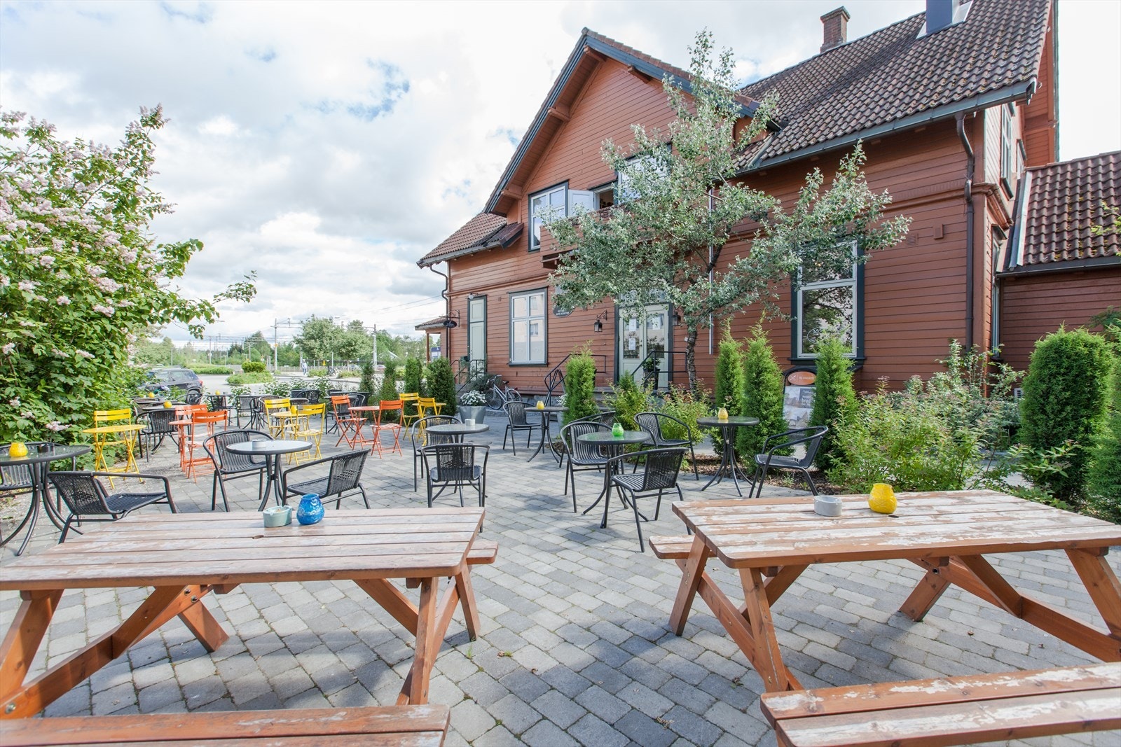 Fra eiendommen er det kort gangavstand til jernbanestasjonen i Ås. Herfra tar det ca. 17 min med tog inn til Oslo S. Galleribilde