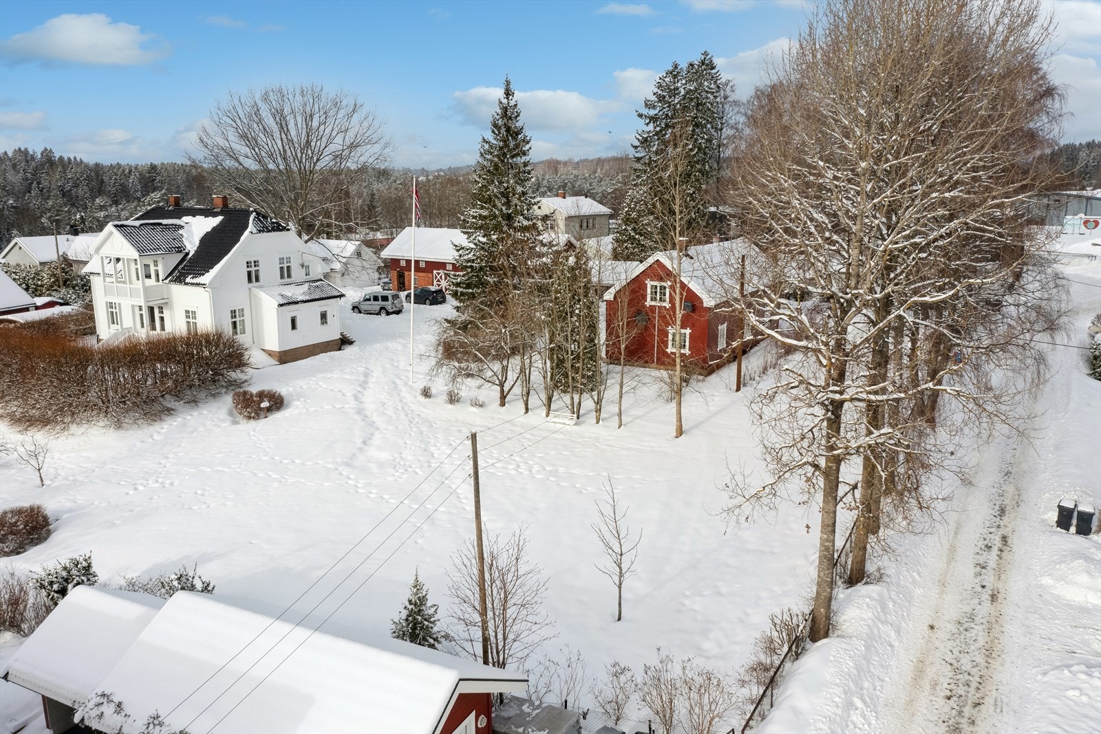 Tomten vil få adkomst direkte fra Vardeveien som sees til høyre i bildet. Galleribilde