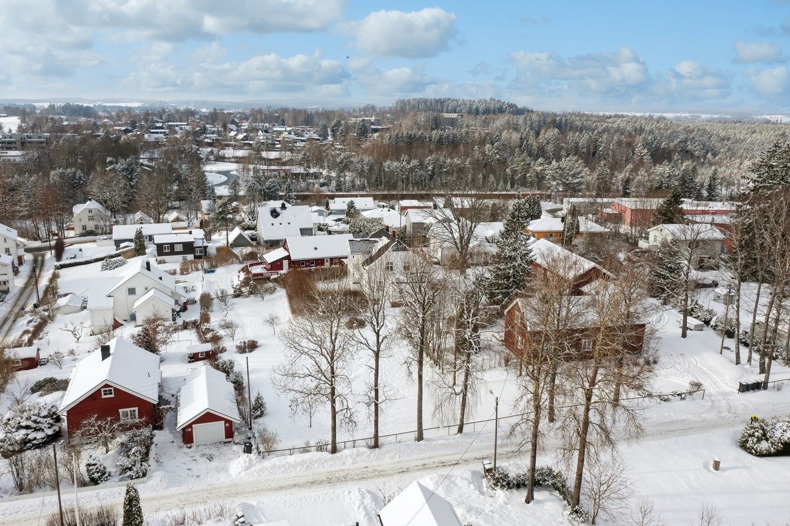 Eiendommen har også nærhet til flotte tur- og friluftsområder som gir gode rekreasjonsmuligheter. Galleribilde