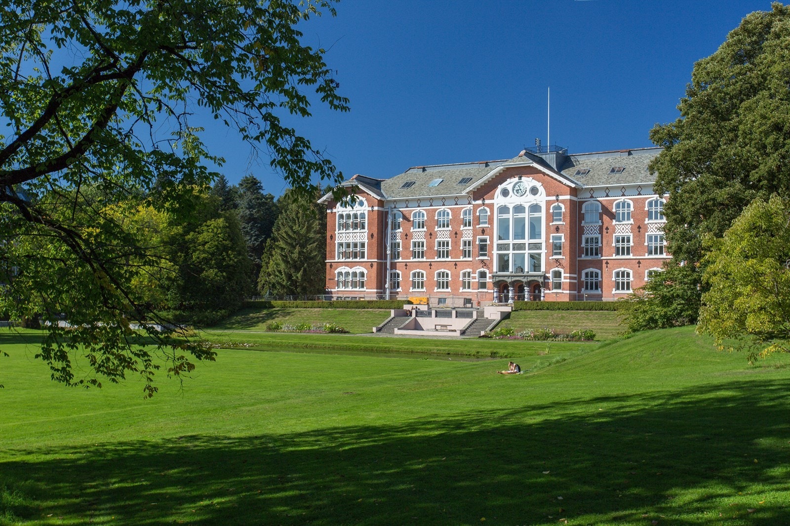 Bildet av Urbygningen på Universitetet i Ås. NMBU har flotte parkområder som er åpent for publikum hele året. Galleribilde