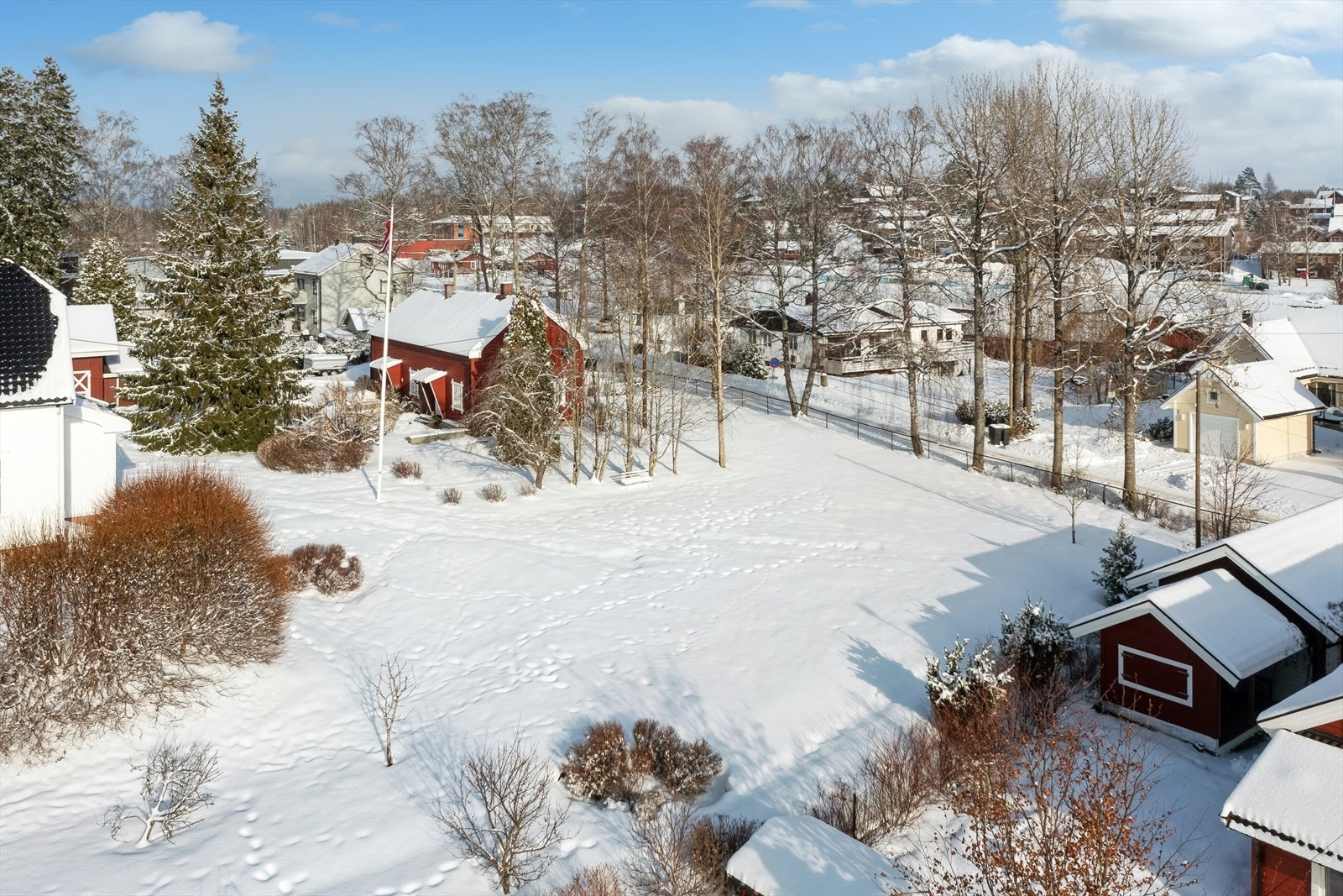 Tomten er forholdsvis flat med gode solforhold. Galleribilde