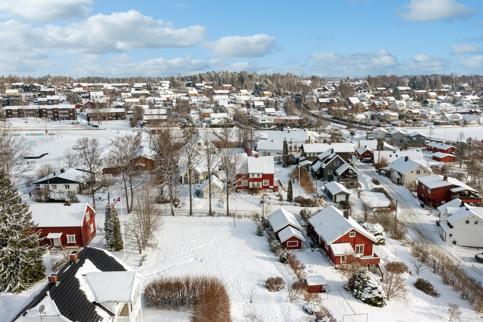 Selv om man her bor så og si midt i Ås sentrum så oppleves dette som et trafikkvennlig og rolig
boligområde. Galleribilde