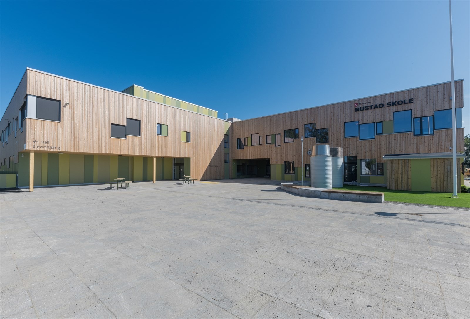 Eiendommen sokner til Rustad Barneskole som var ny i 2019 og fremstår i dag som et moderne bygg med klassetrinn fra 1-7 klasse. Galleribilde