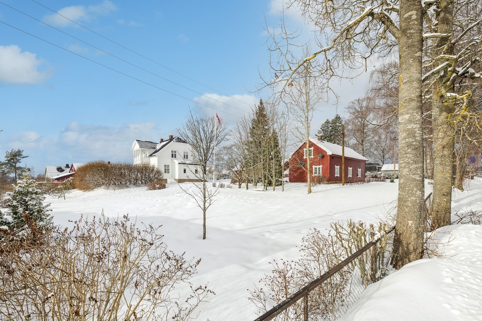 Bildet av tomten tatt fra Vardeveien. Galleribilde