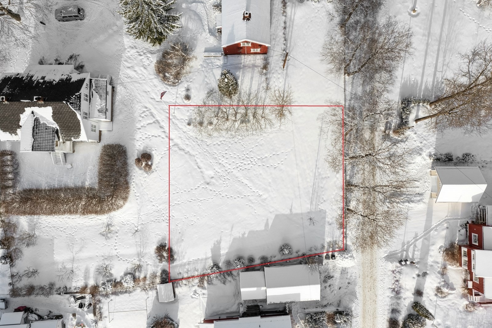 Her er tomten markert i rødt i bildet. Det gjøres oppmerksom på at dette er kun markert av megler i
annonseringssammenheng for å vise ca. tomtegrenser. Nøyaktig angitte grenser må man se på målebrevet
vedlagt i salgsoppgaven. Galleribilde