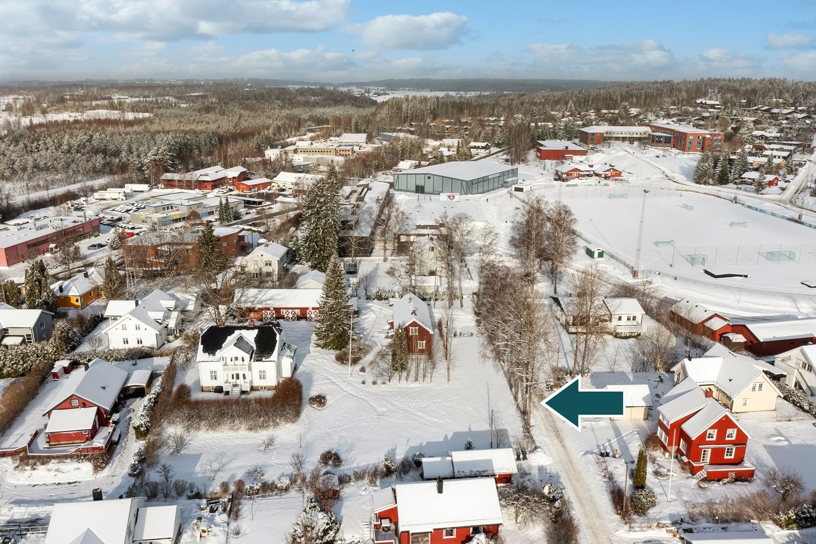 Tomten ligger meget sentralt i Vardeveien 2b. Herfra er det gangavstand til alle servicetilbud, skole og
idrettsanlegg. Ås ungdomsskole sees i bakgrunnen oppe til høyre i bildet. Galleribilde