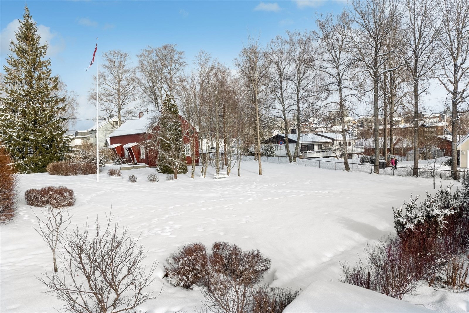 Vardeveien er blindvei og brukes i dag som skolevei for barna som går og sykler til skolen. Galleribilde