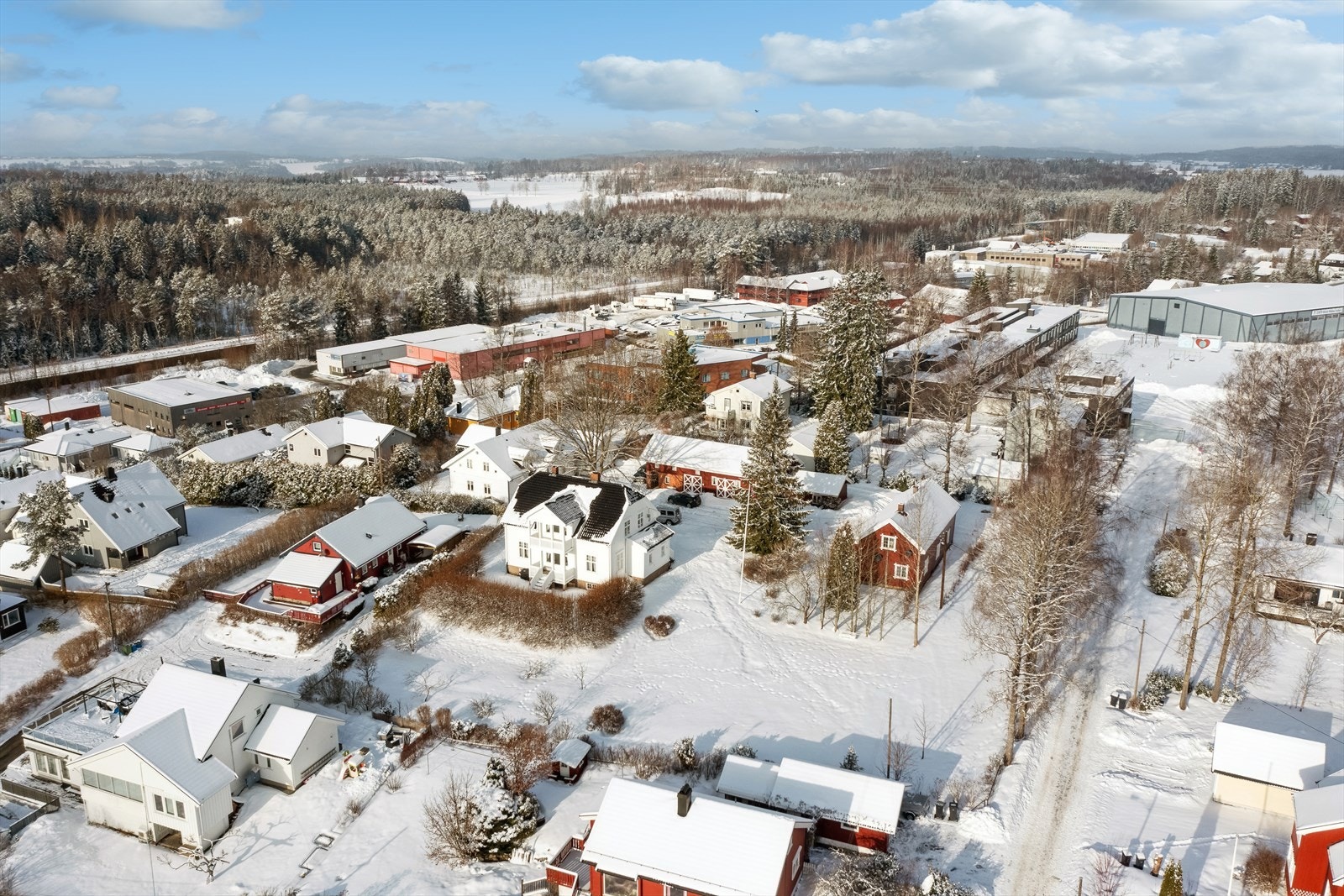 Området består i hovedsak av eldre villabebyggelse med store opparbeidede hager. Galleribilde