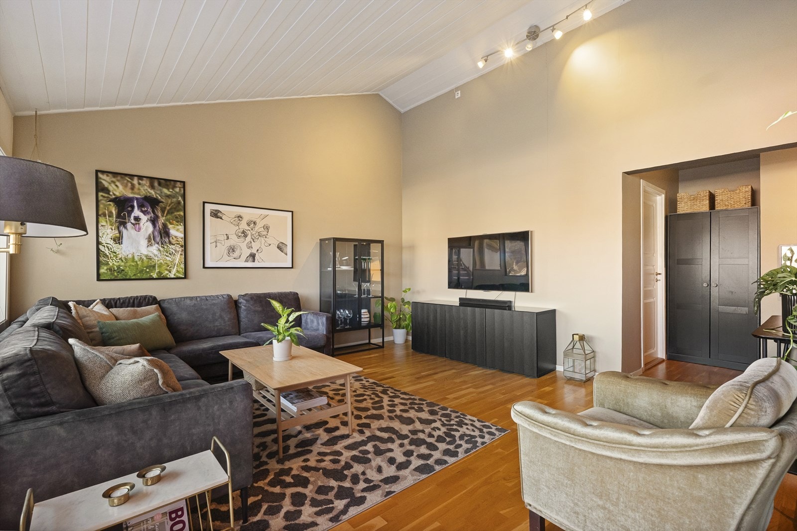 Leiligheten har en deilig atmosfære og store vindusflater som slipper inn rikelig med naturlig lys Galleribilde