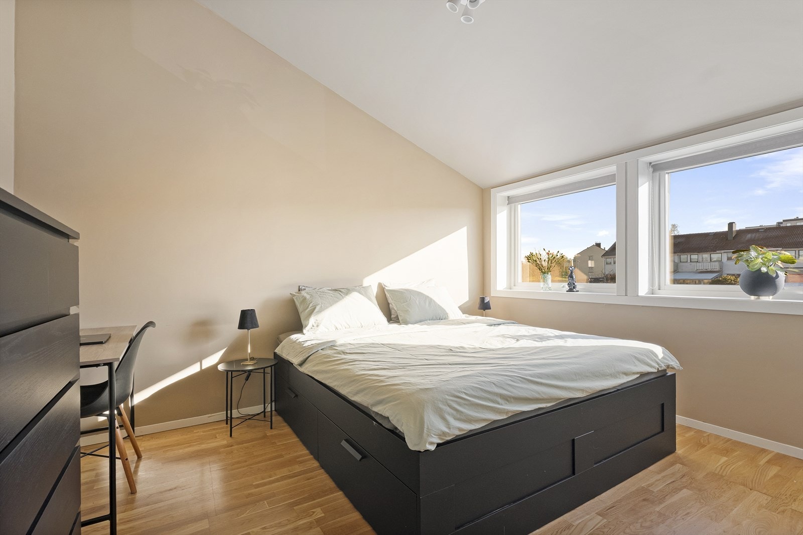 Stort og lekkert soverom med walk-in closet/bod i tilknytning Galleribilde