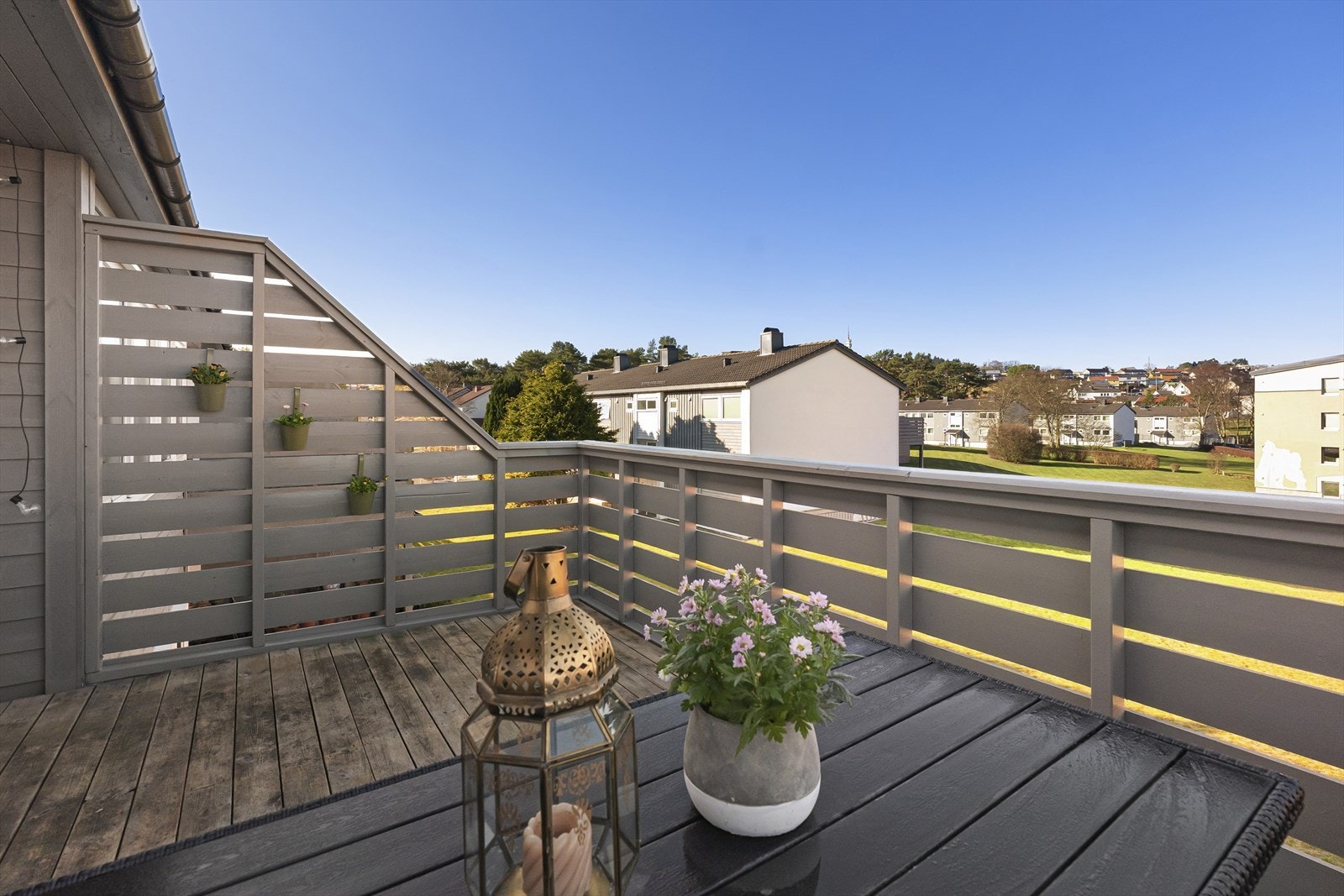 På balkongen kan en nyte mye sol og gode stunder. Her har du luftig utsyn mot det grønne fellesarealet Galleribilde