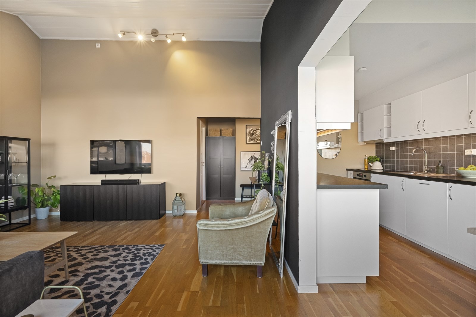 Det er delvis åpen løsning mellom stue og kjøkkendel Galleribilde