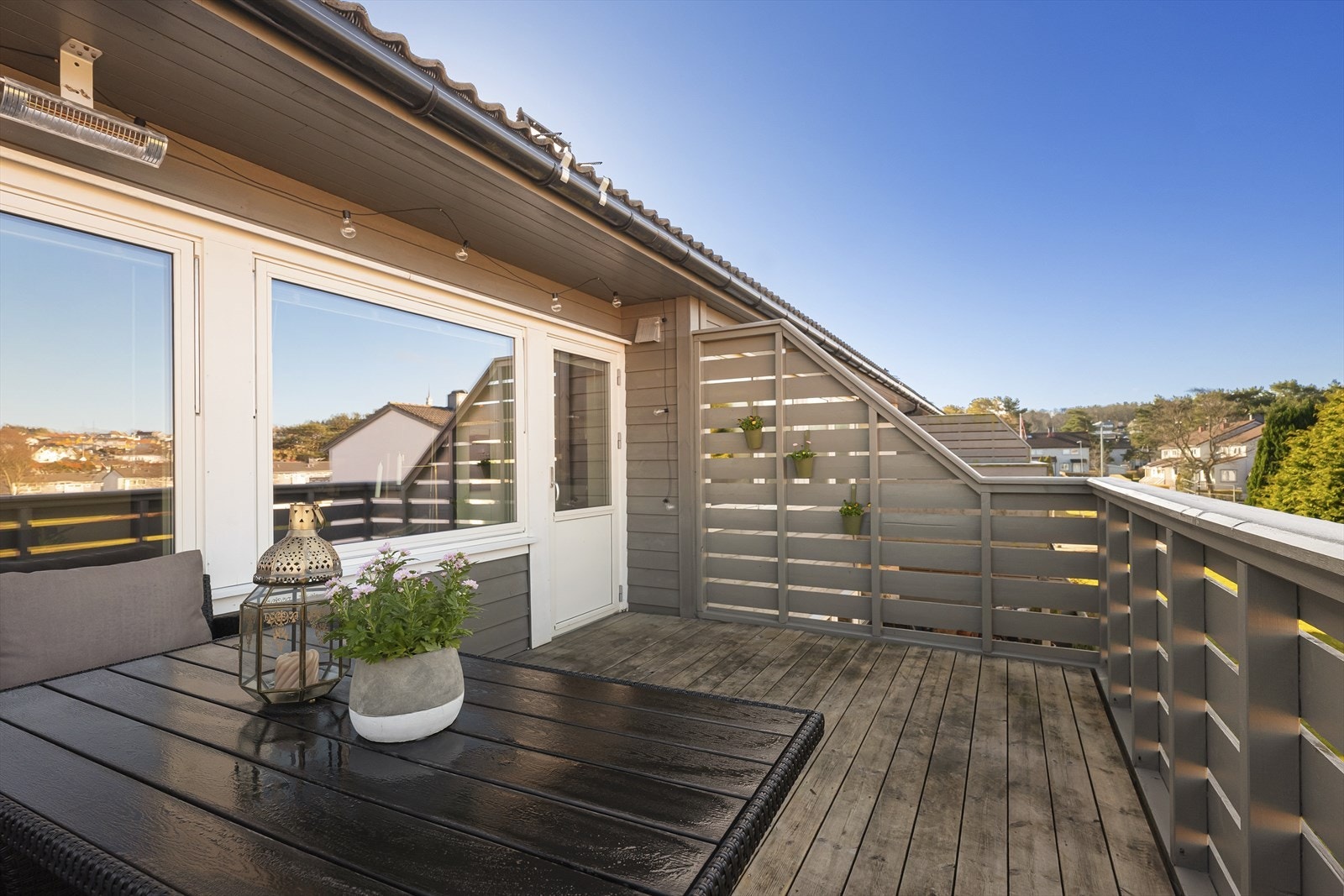 Leiligheten har privat, solrik og herlig balkong på 13 kvm. Denne blir som en forlengelse av stue/kjøkken område Galleribilde