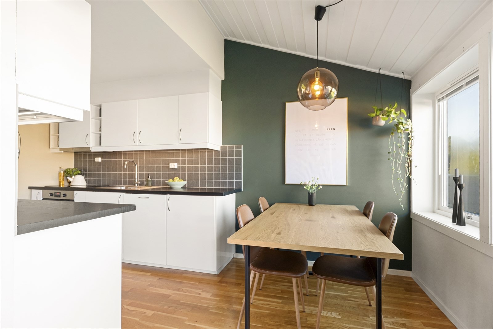 Kjøkken er romslig og har god plass, også til egen spiseplass Galleribilde