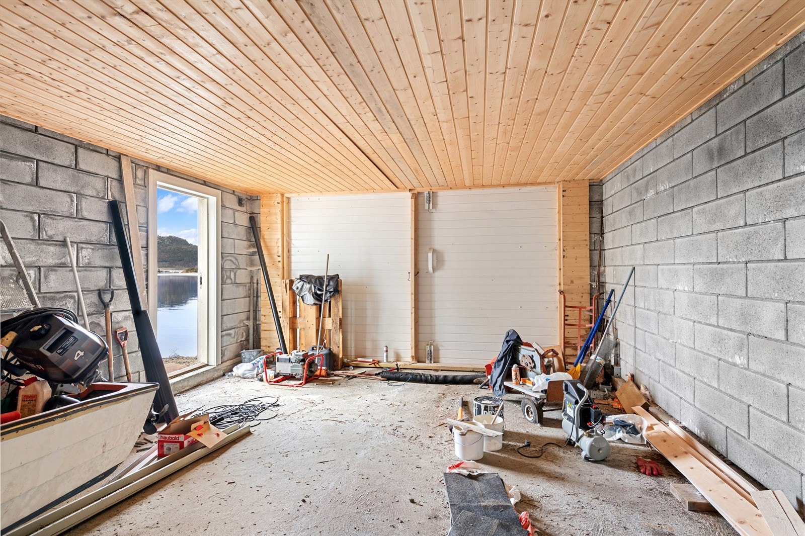 Naustet innvendig med dobble dører mot sjøen Galleribilde