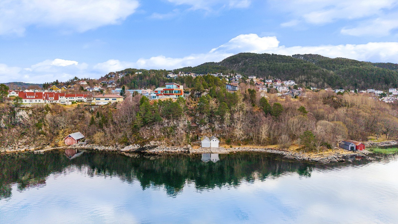 Dronebilde sett fra sjøsiden Galleribilde