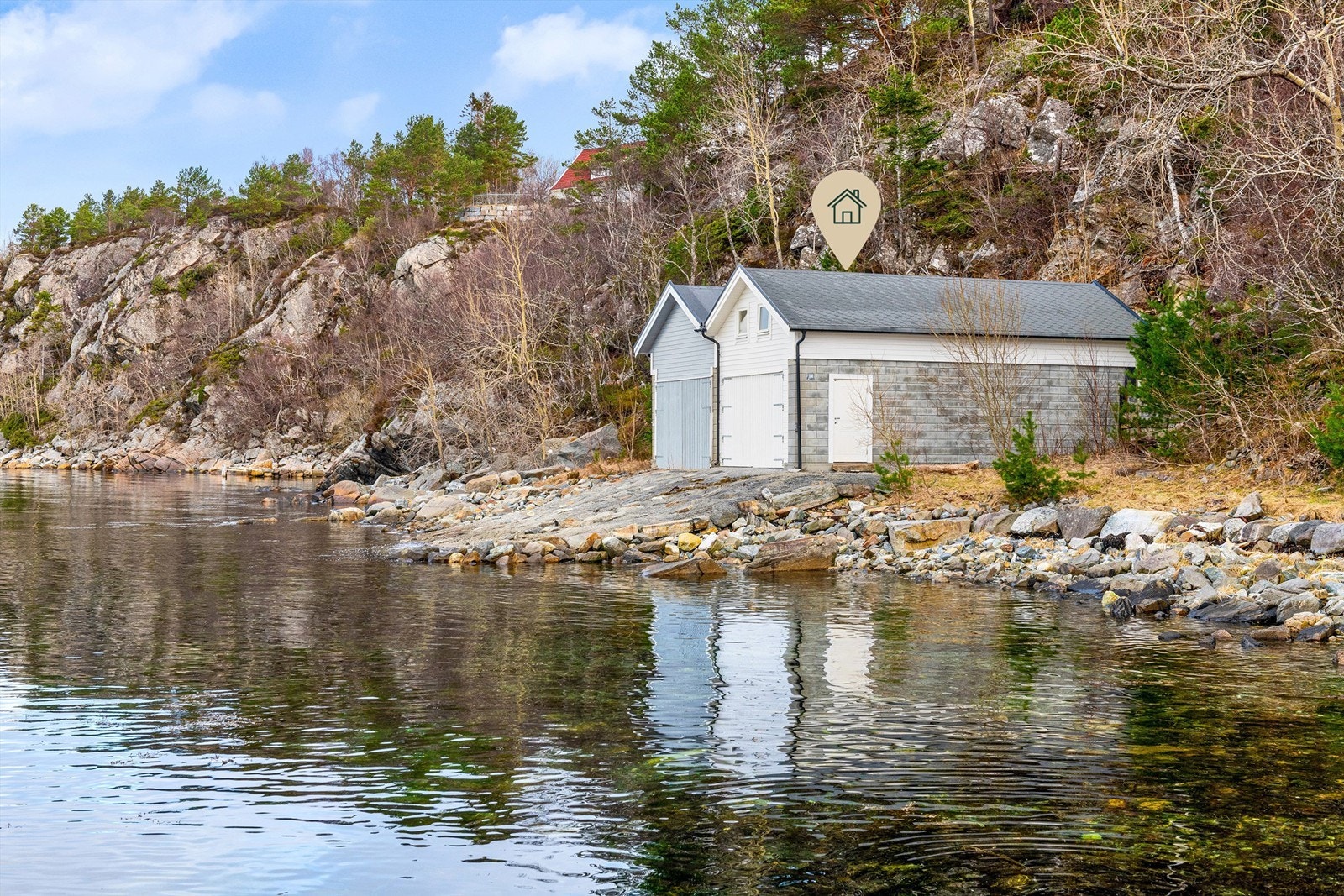 Krogsveen Sunnmøre v/Eiendomsmegler Christian Nogva Aarseth har gleden av å presentere en naust beliggende i Blindheimsbreivika Galleribilde