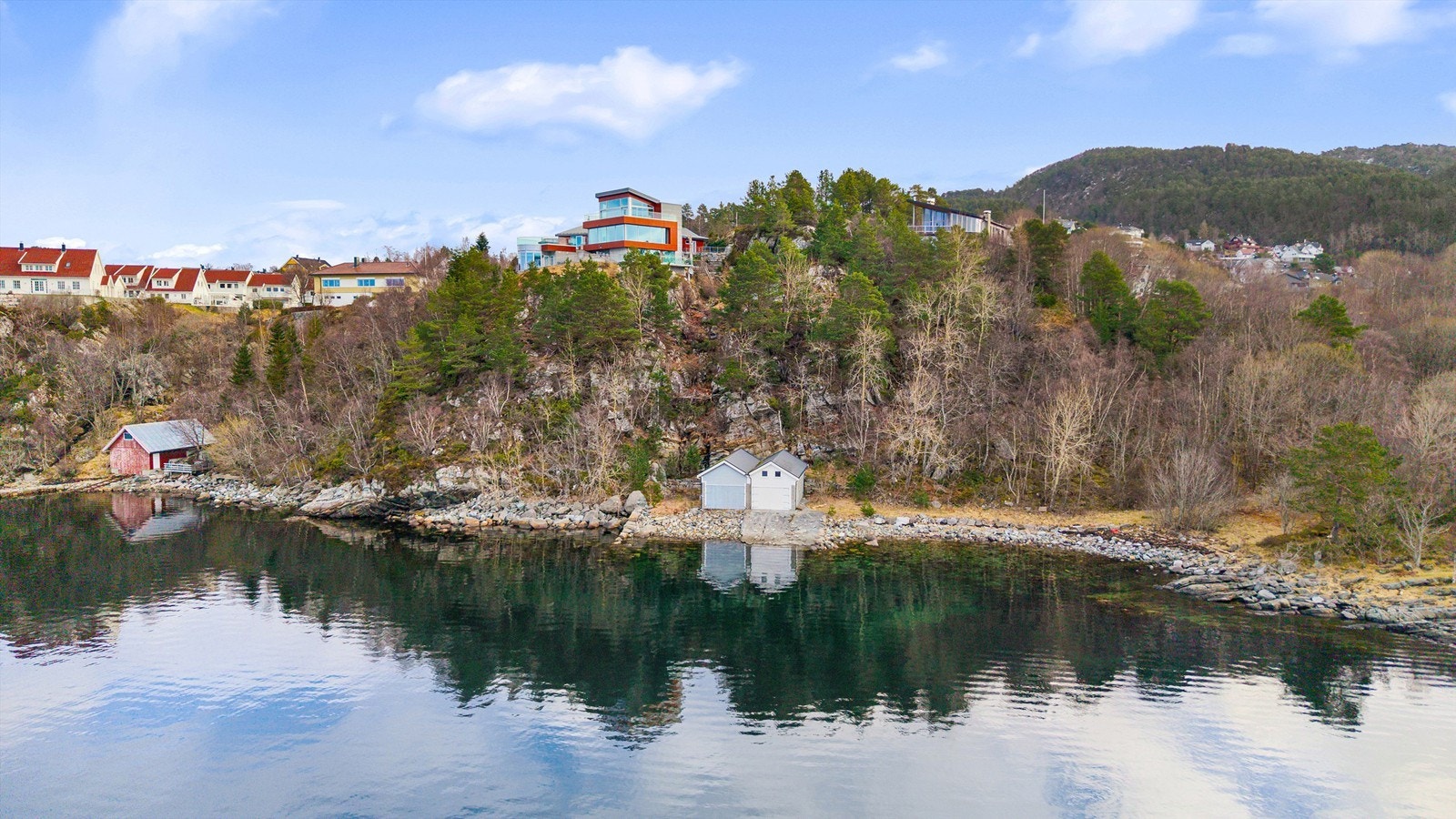 Dronebilde sett fra sjøsiden Galleribilde