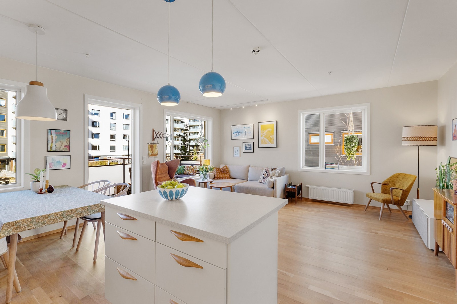 Hjørneleilighet hvor store vinduer som slipper inn rikelig med naturlig lys Galleribilde