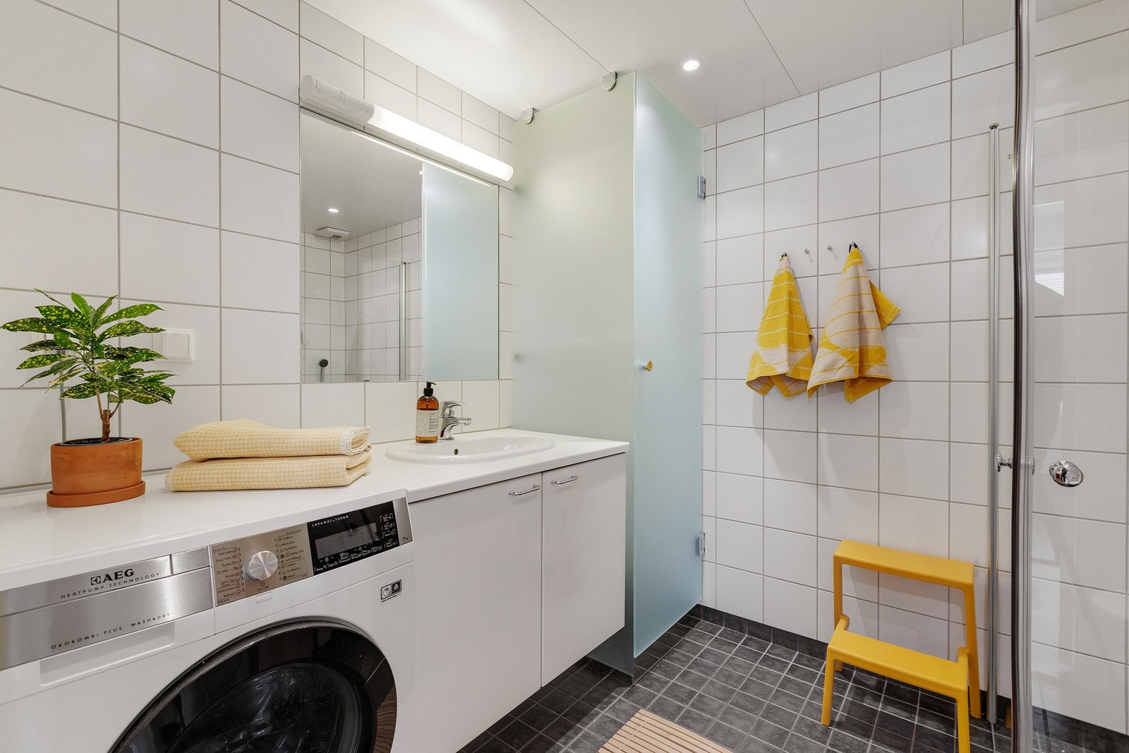 Moderne og pent flislagt bad som er av god størrelse Galleribilde