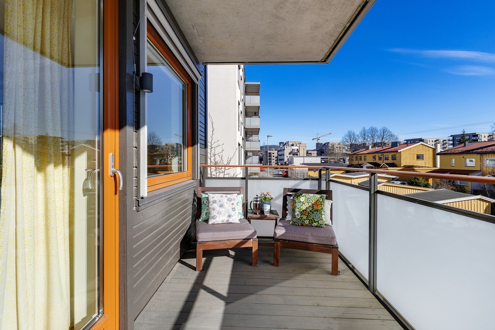 Det er lagt terrassebord i impregnert treverk på begge balkonger Galleribilde