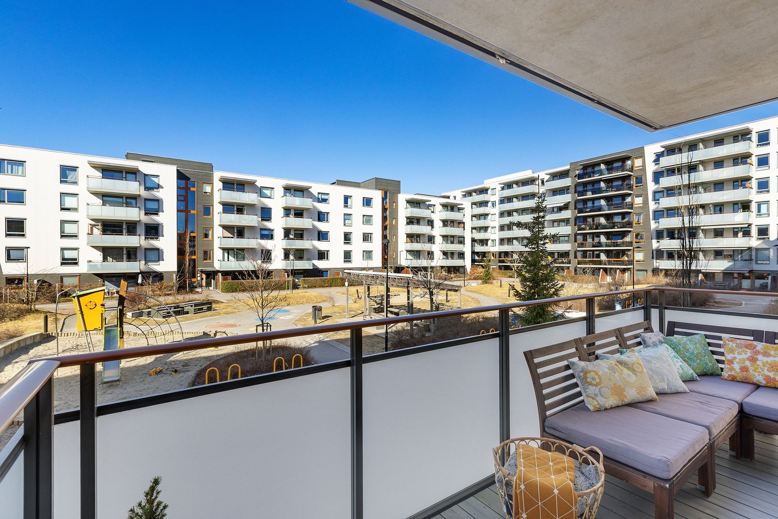 Solrik vestvendt balkong som vender inn mot indre gårdsrom Galleribilde