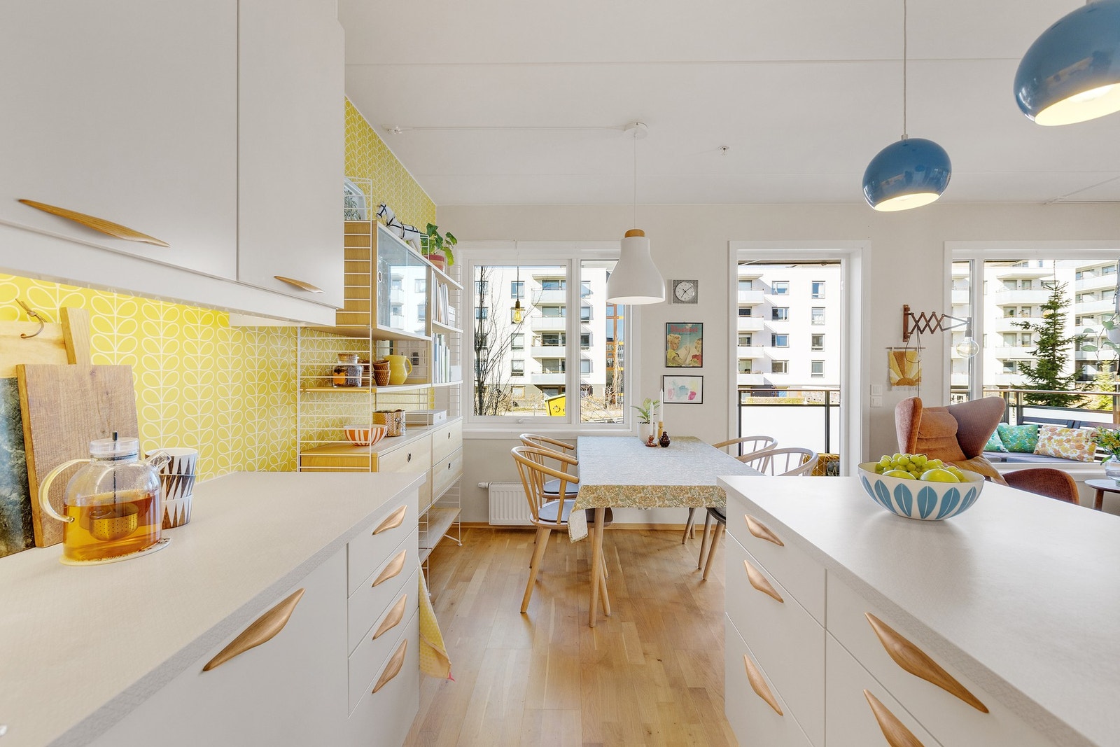 Kjøkkenet har en praktisk kjøkkenøy Galleribilde