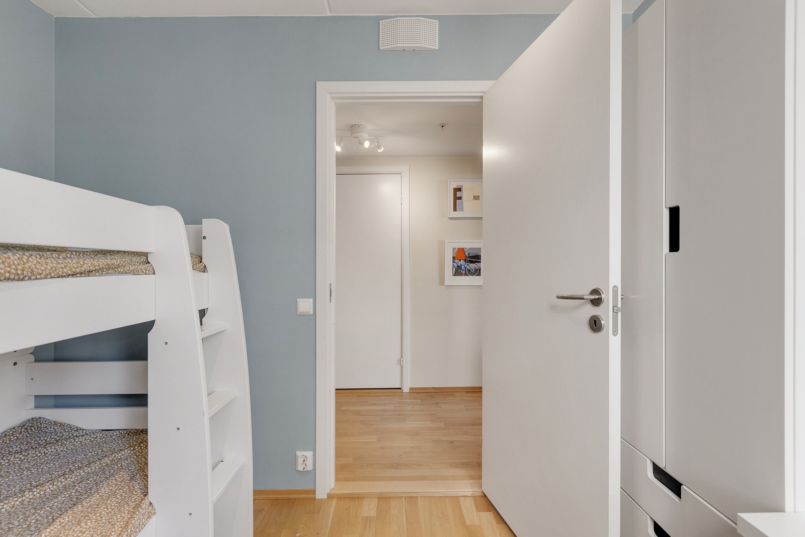 Plass til seng og ønsket møblement Galleribilde