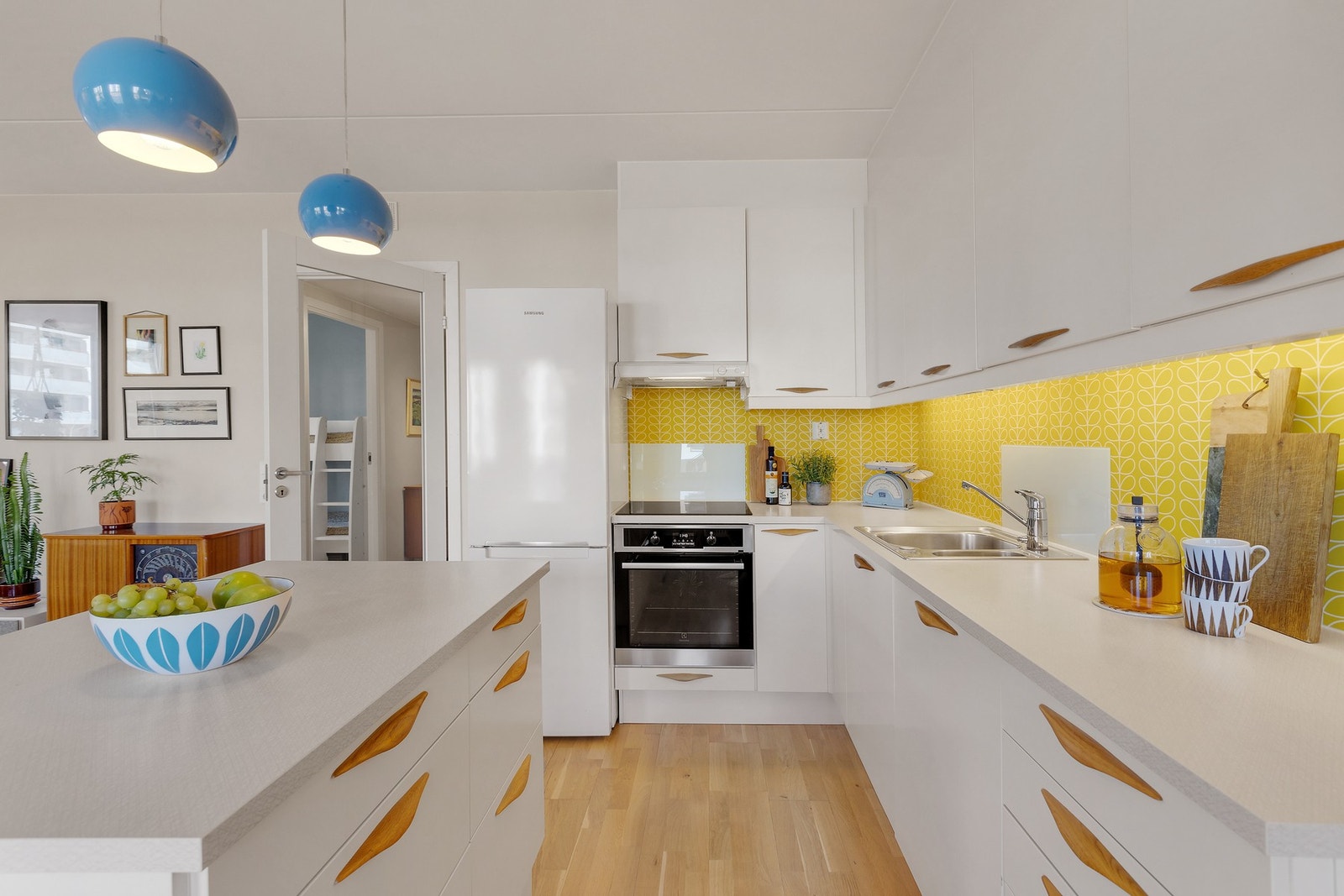 Pent kjøkken som har godt med skap- og benkeplass Galleribilde