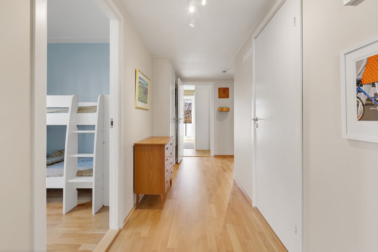 Stor og fin gang med plass til oppbevaringsløsninger, kommoder, speil m.m. Galleribilde