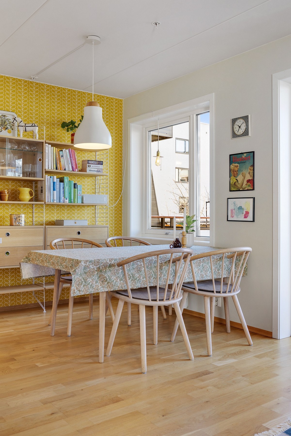 Plass til et stort spisebord i tilknytning til kjøkkenet Galleribilde