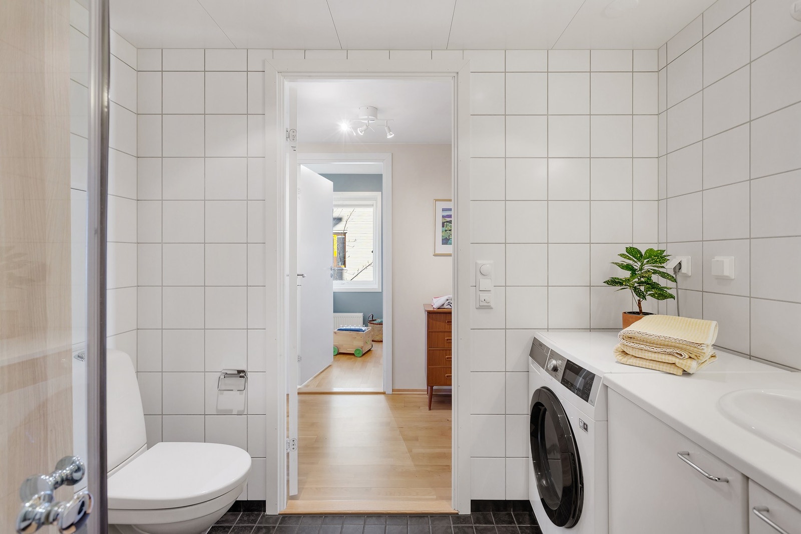 Varmekabler i gulv og downlights i tak Galleribilde