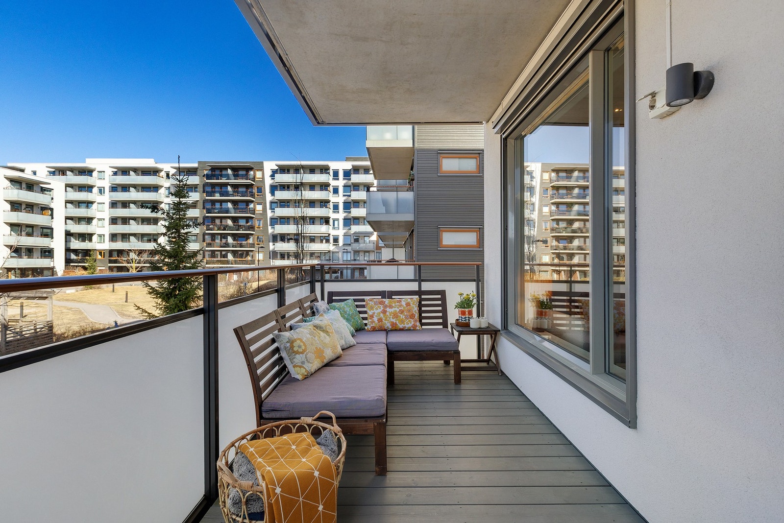 Balkongen er på 7,9 kvm med god plass til utemøbler og grill Galleribilde