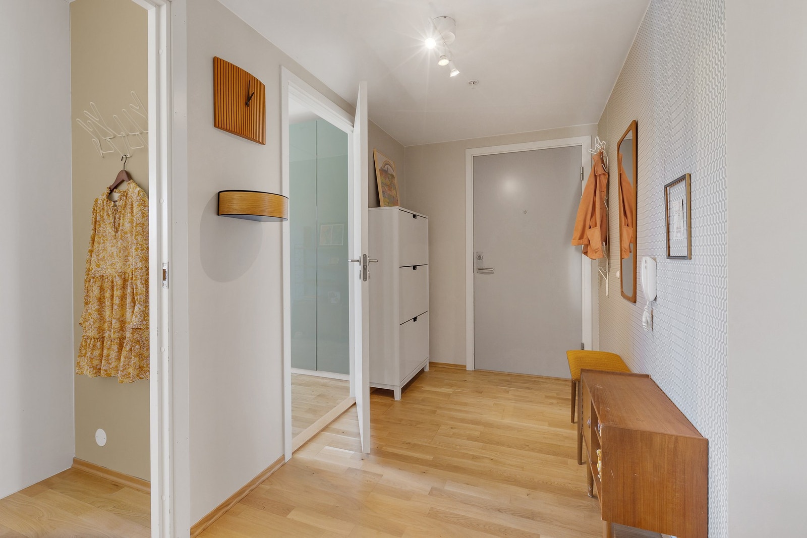 God plass til å henge opp yttertøy å sette fra seg sko i gangen Galleribilde