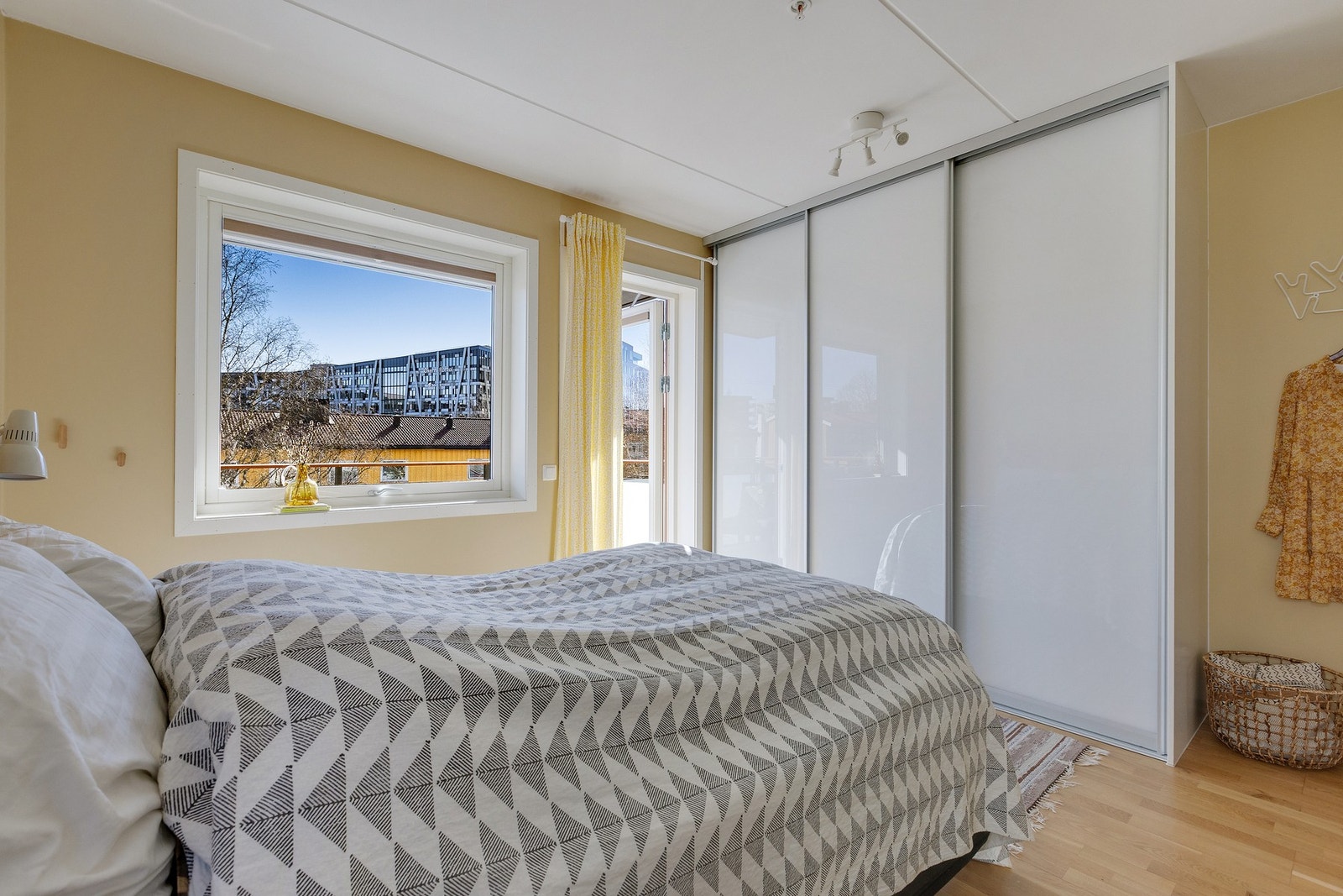 Praktisk garderobeløsning. Fra stuen er det utgang til egen privat balkong! Galleribilde