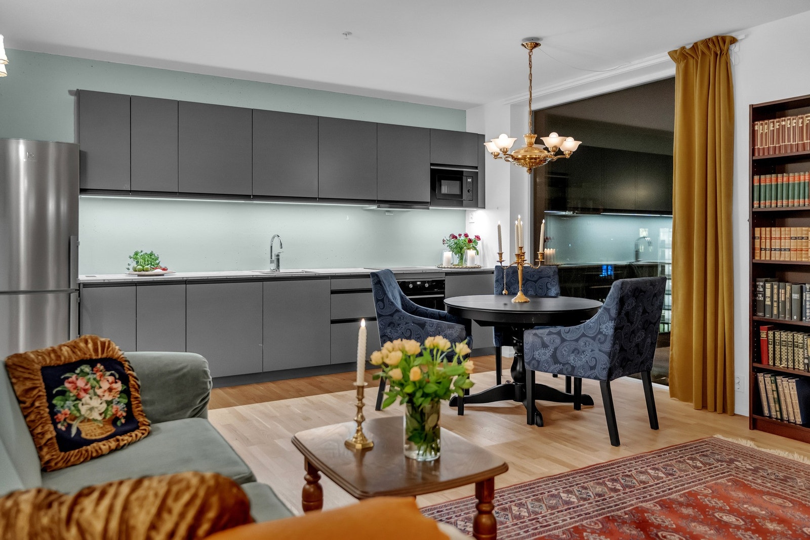 Det elegante kjøkkenet fra Drømmekjøkken har et tidløst design med mørke fronter og en lys benkeplate. Galleribilde