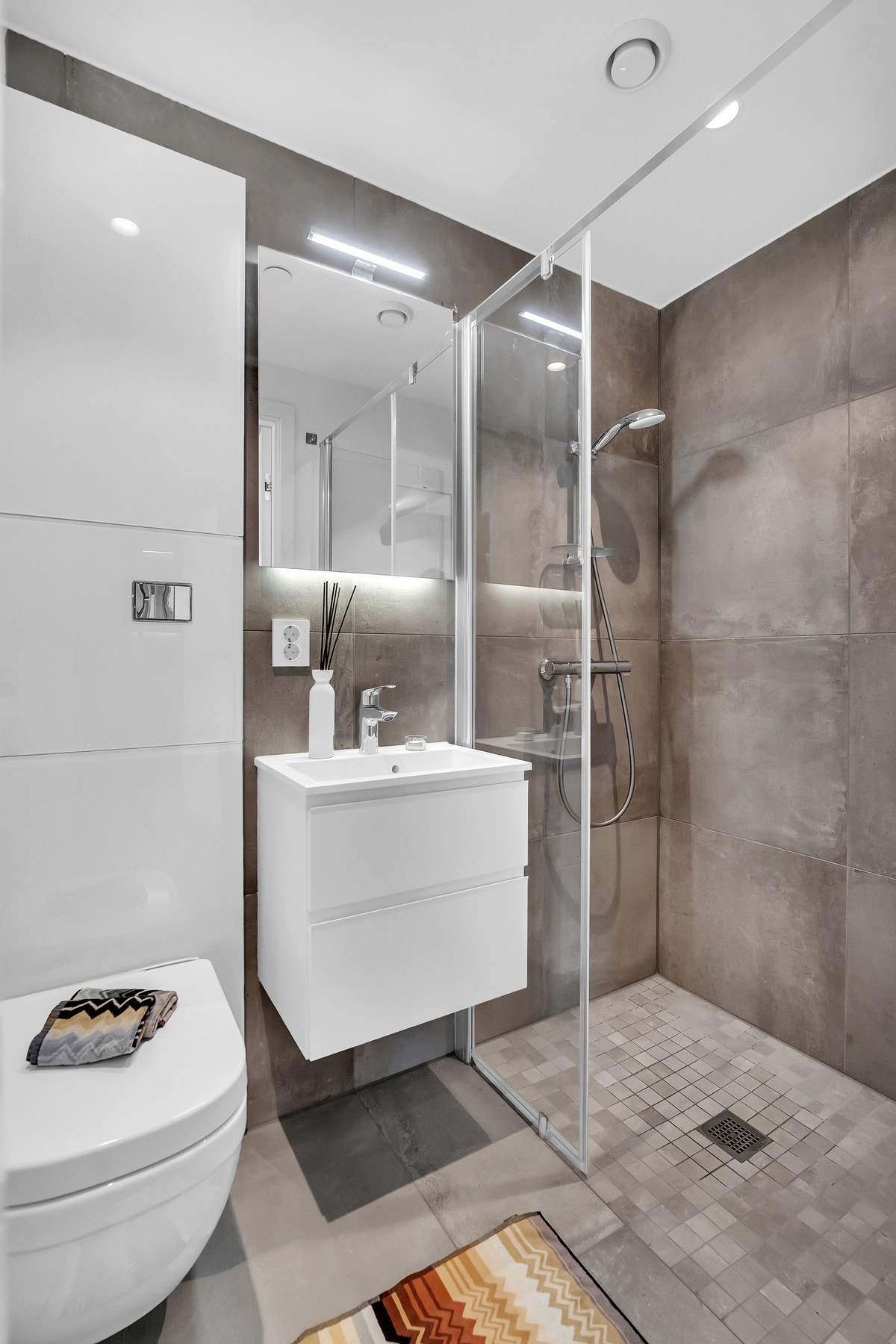 Leiligheten har et ekstra bad med dusj, som gir økt komfort for både beboere og gjester. Galleribilde