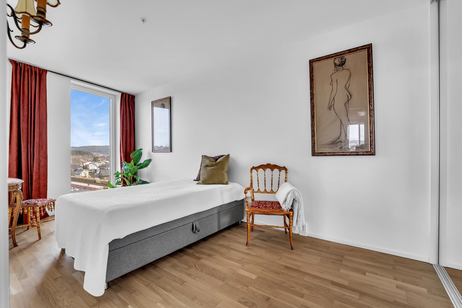 Her er det godt med oppbevaringsmuligheter, og plass til både nattbord og en liten sittegruppe. Galleribilde