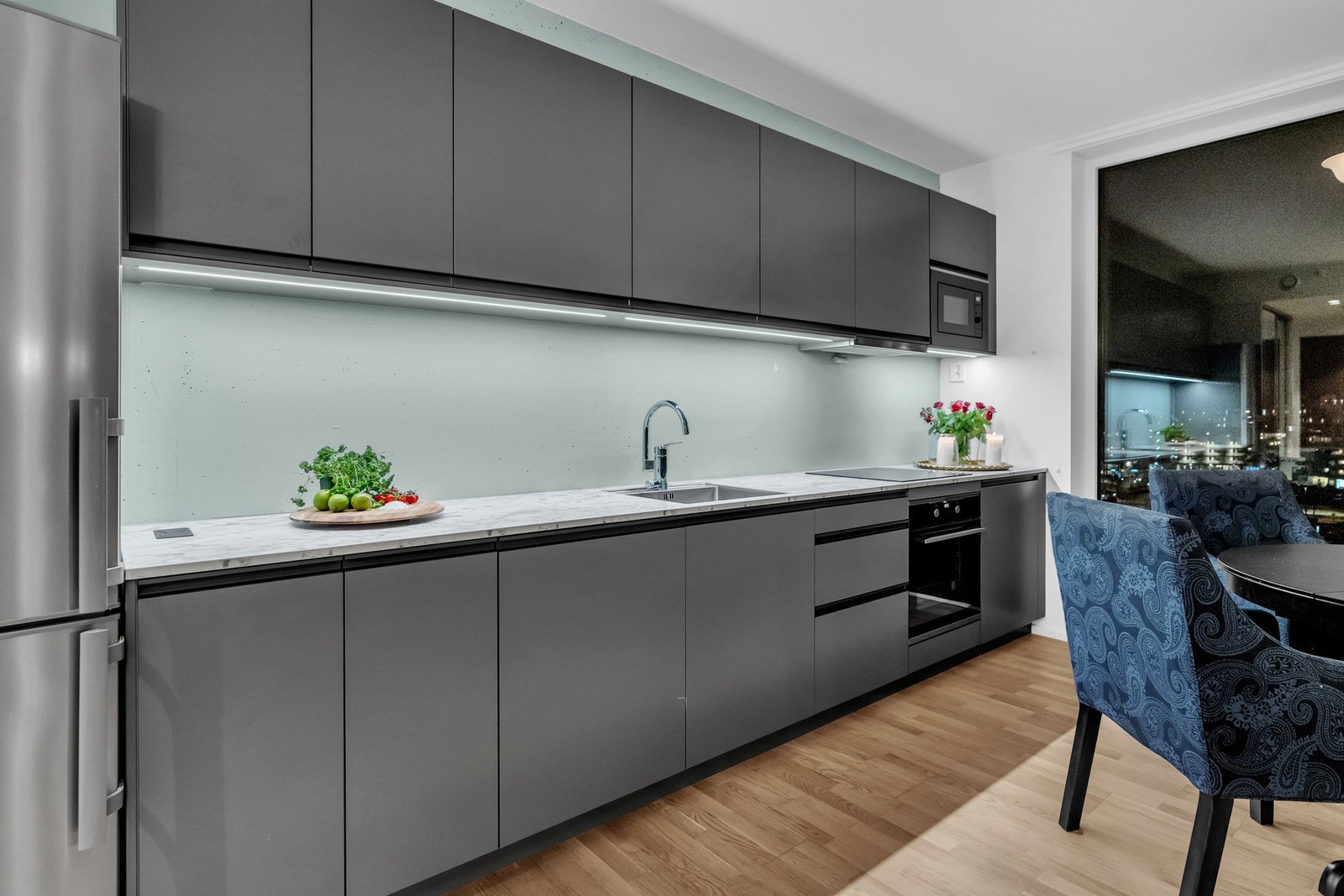 God oppbevaringsplass og integrerte hvitevarer sørger for en funksjonell og ryddig arbeidsflate. Galleribilde