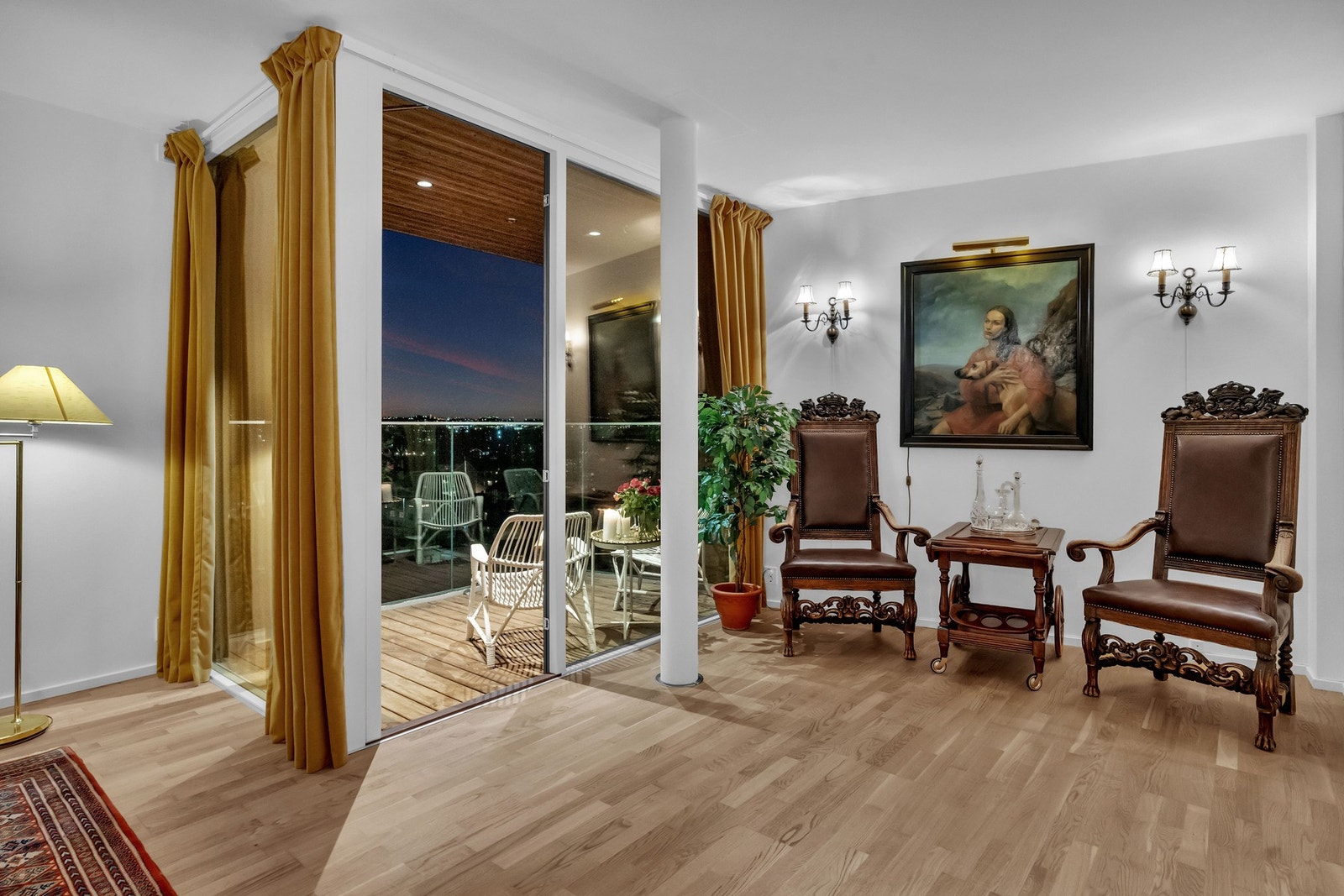 Lys og romslig stue med utsikt! Galleribilde