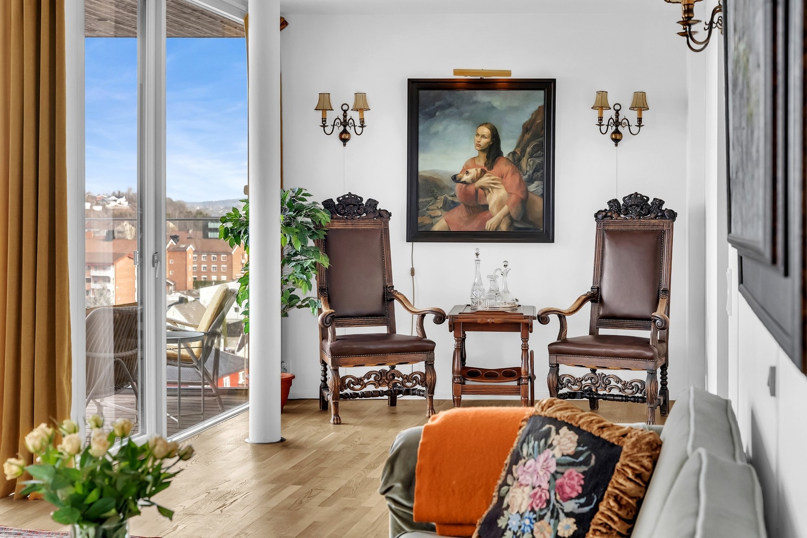 Hjørnet av stuen gir en rolig og innbydende atmosfære, perfekt for refleksjon og avslapning. Galleribilde