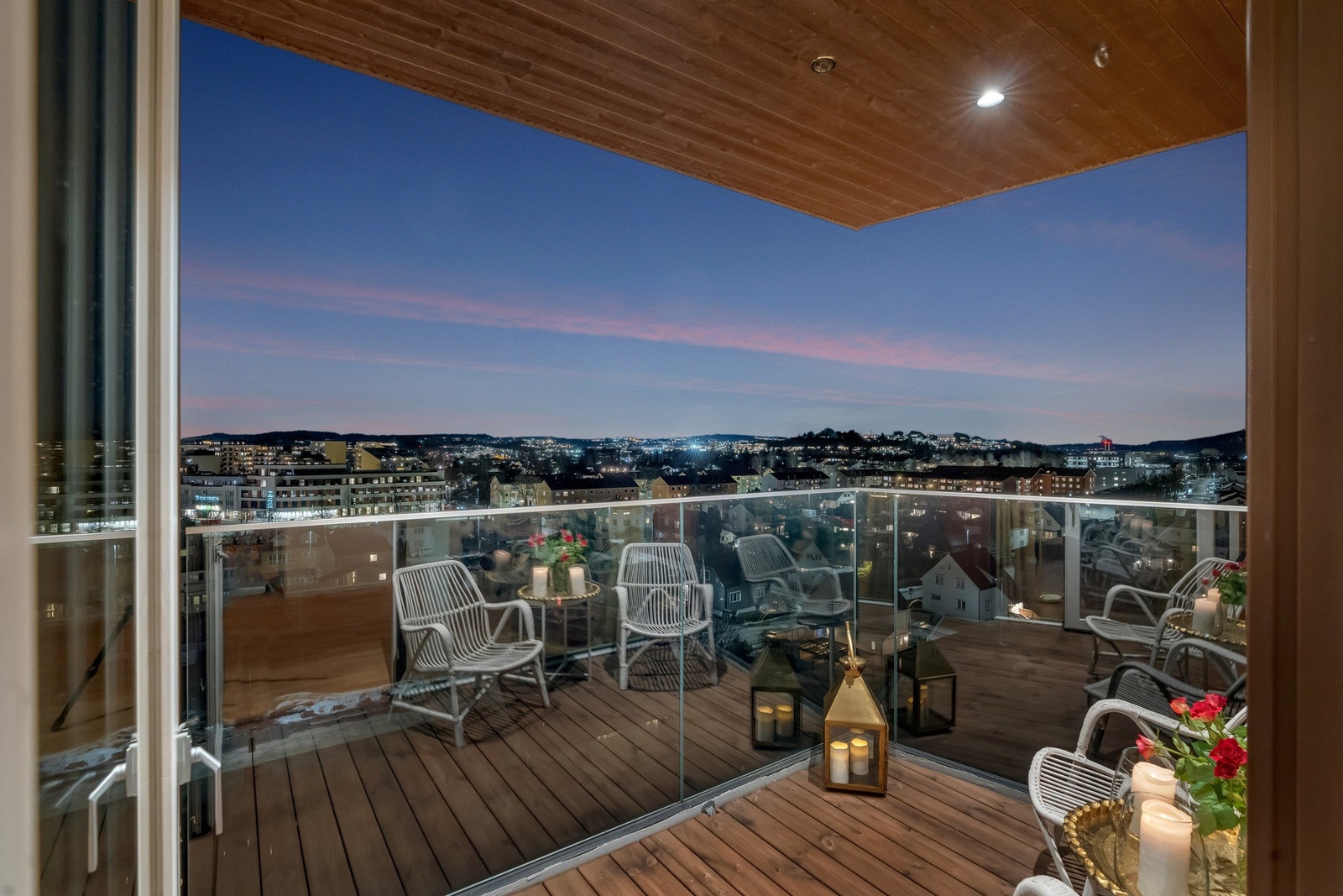 Balkongen har innebygget belysning for ekstra stemning. Galleribilde