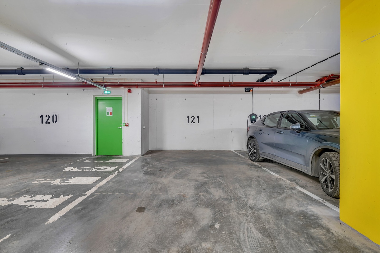 Parkeringsplassen er en stor HC-plass, strategisk plassert rett ved døren til heisen for enkel og praktisk adkomst. Galleribilde