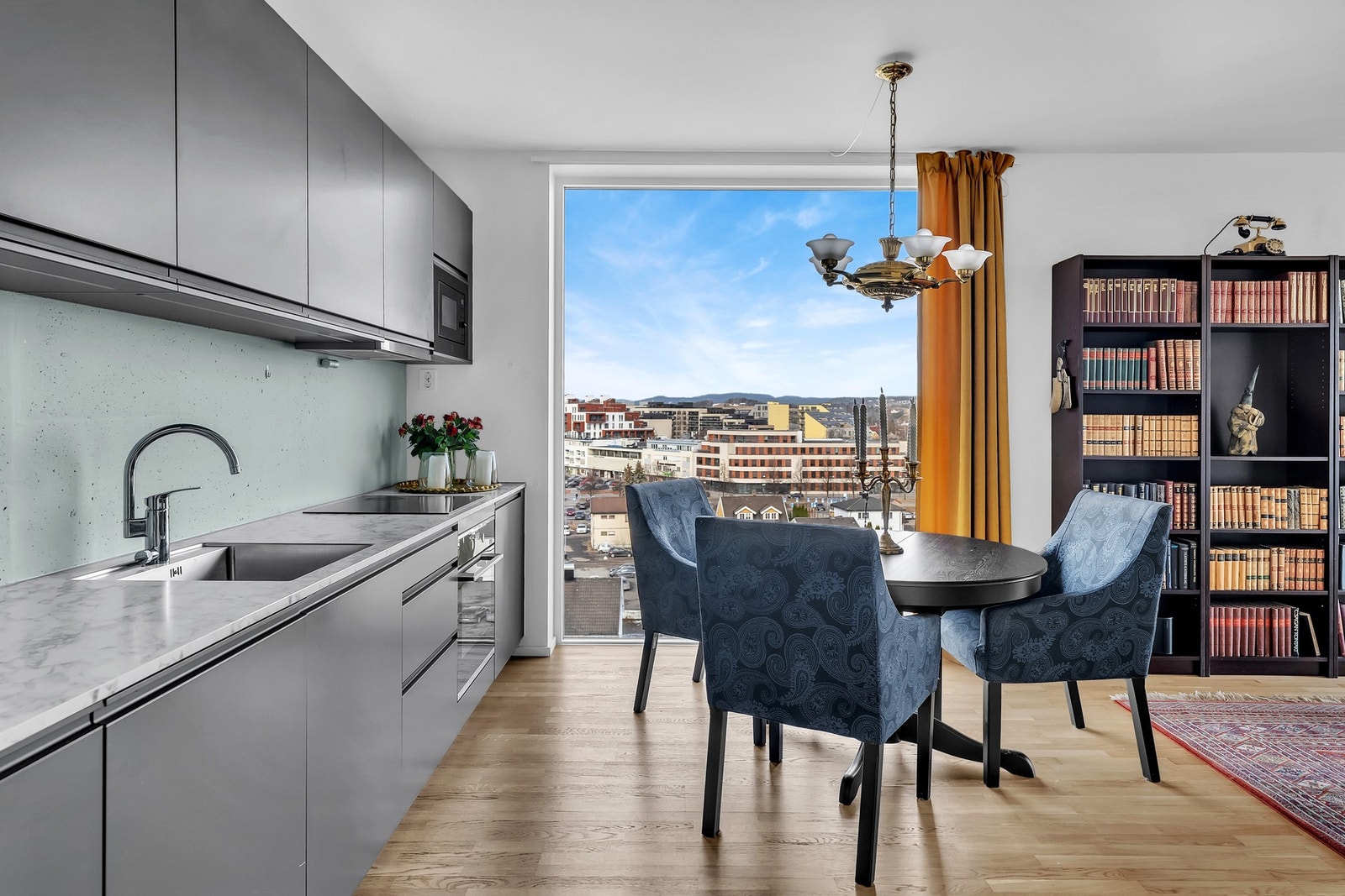 Spiseplassen er plassert mellom kjøkkenet og det store vinduet gir en flott utsikt over byen. Galleribilde